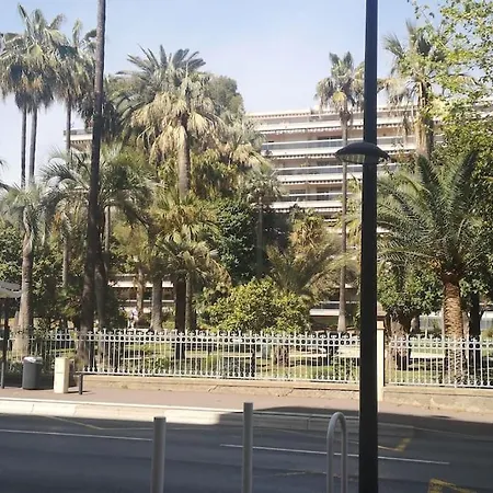 Le Square Pauline: 4 Prs, Jardin, Parking, Daire